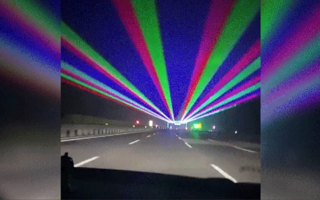 Laser psichedelici sulle autostrade in Cina. Ma a cosa servono? Ecco il video virale
