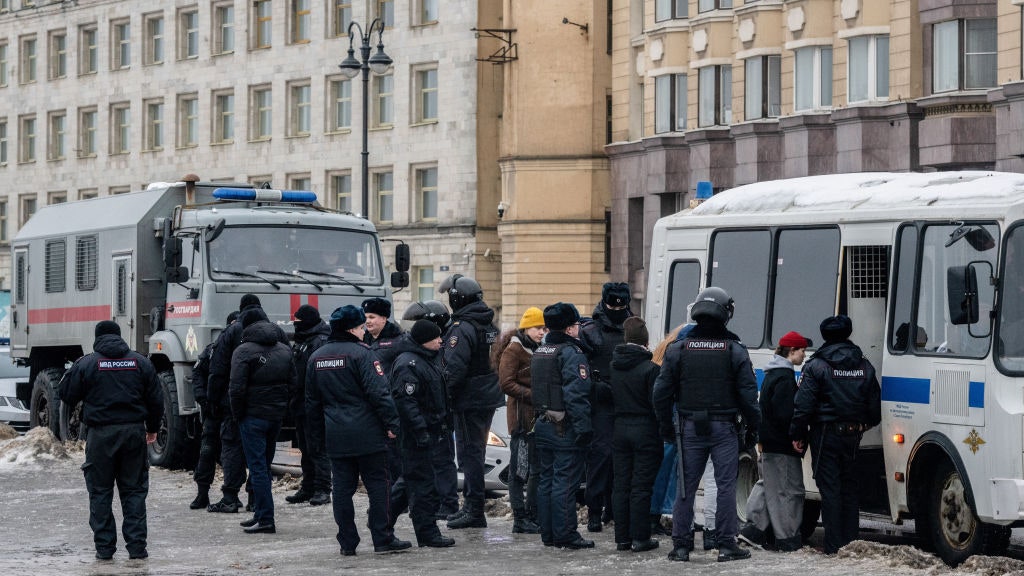 Alexei Navalny, in Russia sono state arrestate 400 persone per aver manifestato in ricordo dell’attivista