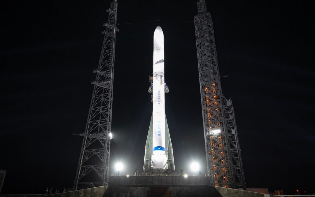 Un prototipo del razzo spaziale Blue Origin New Glenn è per la prima volta sul pad di lancio