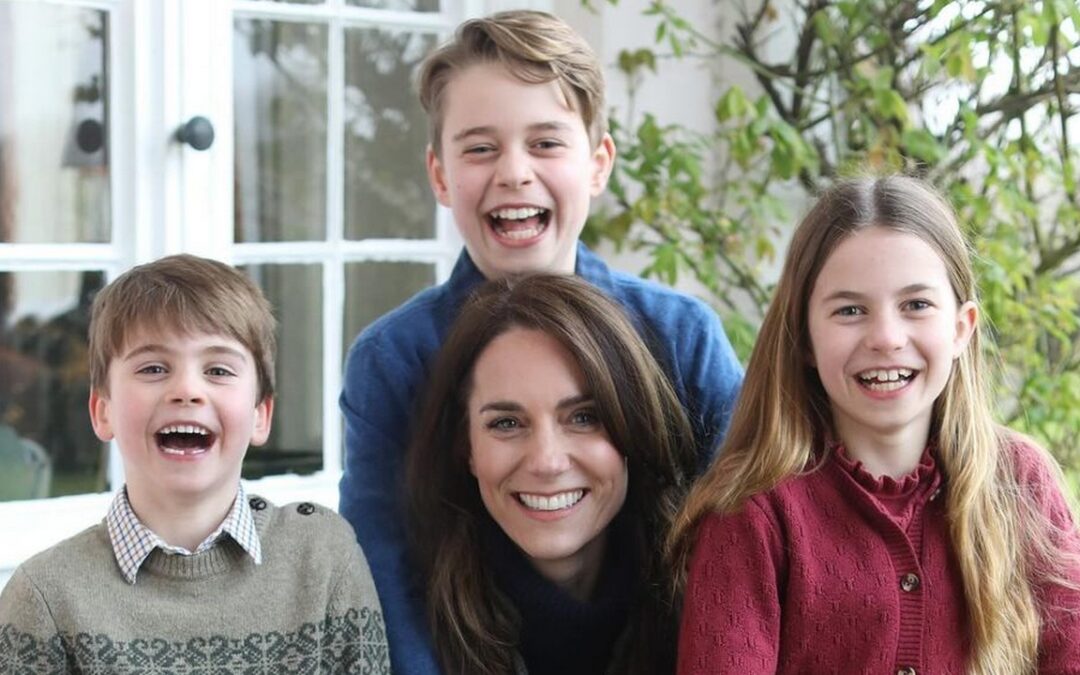 Kate Middleton si scusa per il ritocco della foto di famiglia. Immagine ritirata dalle agenzie stampa
