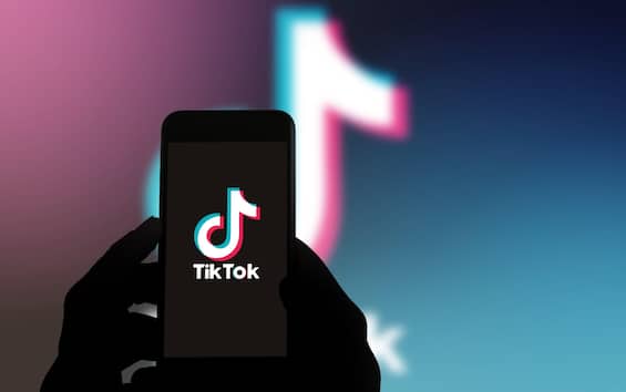 TikTok, arrivano etichette automatiche sui contenuti terzi generati dall’IA