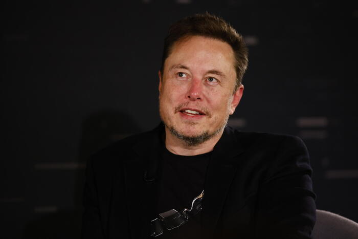 Il titolo riscritto potrebbe essere:

‘X è valutato meno del 25% del suo prezzo originale secondo Elon Musk’