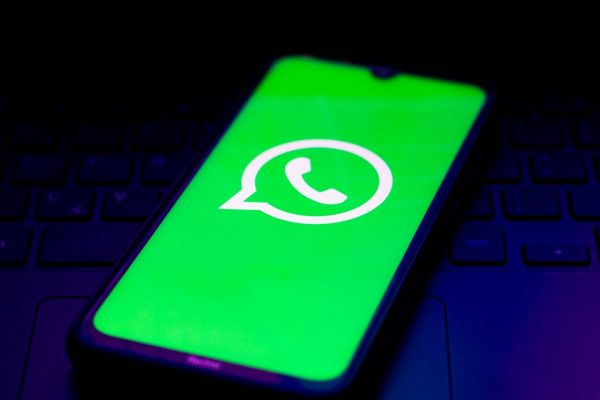 WhatsApp testa le foto profilo generate dall’AI