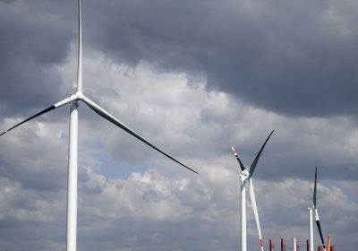 Elezioni europee, i programmi su energia e clima: nucleare a destra, rinnovabili a sinistra