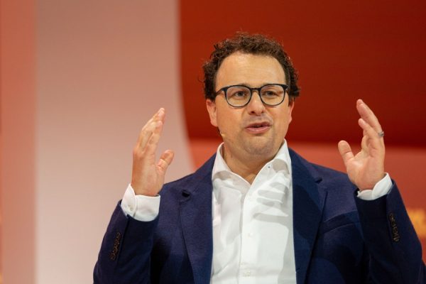 L’intelligenza artificiale domina la fiera europea del tech