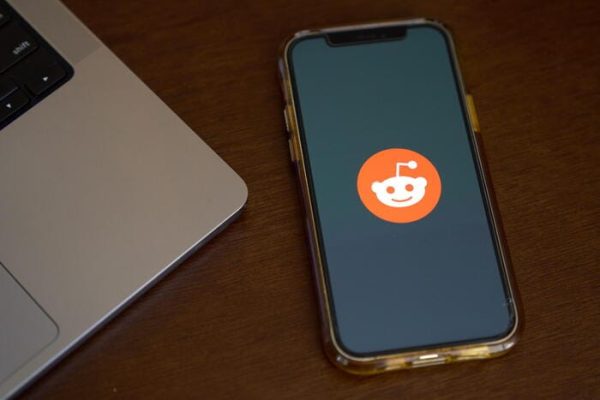Reddit firma accordo con OpenAI e fa il suo ingresso a Wall Street – Ultime notizie