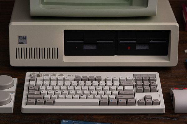 La tastiera meccanica ispirata ai modelli IBM degli anni ’80