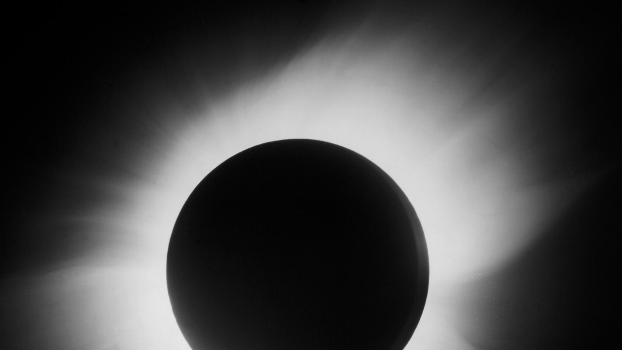 Einstein, quando un’eclissi di sole provò la sua teoria della relatività generale