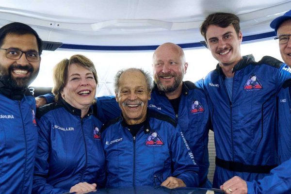 Blue Origin porta nuovi turisti nello spazio