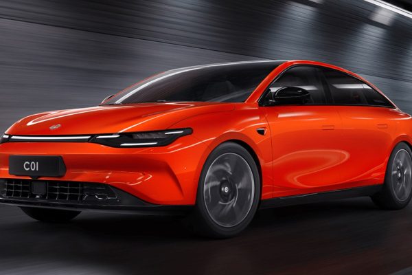 Il ministro Urso apre alle auto cinesi prodotte in Italia, ma con due (impossibili) condizioni