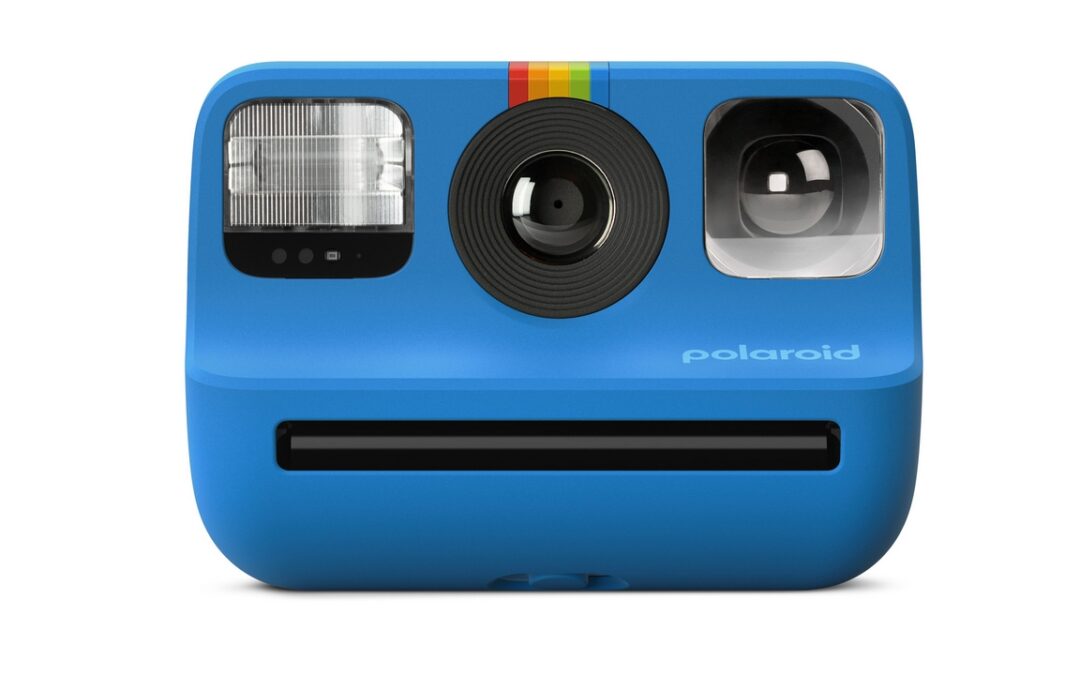 La fotocamera istantanea Polaroid Go Gen 2 porta alcune novità e la colorazione blu