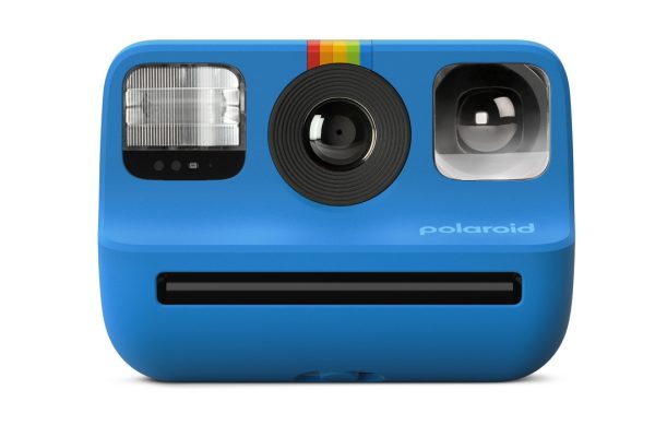 La fotocamera istantanea Polaroid Go Gen 2 porta alcune novità e la colorazione blu
