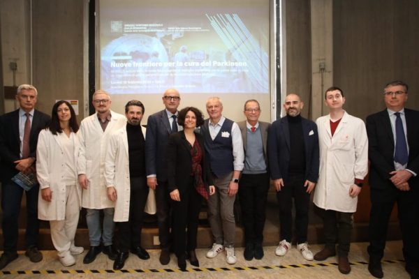 Microchip cerebrale contro il Parkinson impiantato per la prima volta in Italia. Il paziente ora sta bene