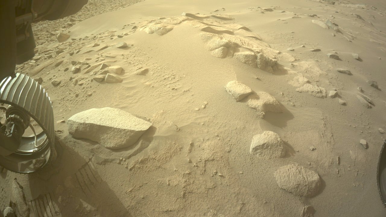 NASA Perseverance ha ''raccolto'' un altro sasso in una ruota, il suo nome è Dwayne