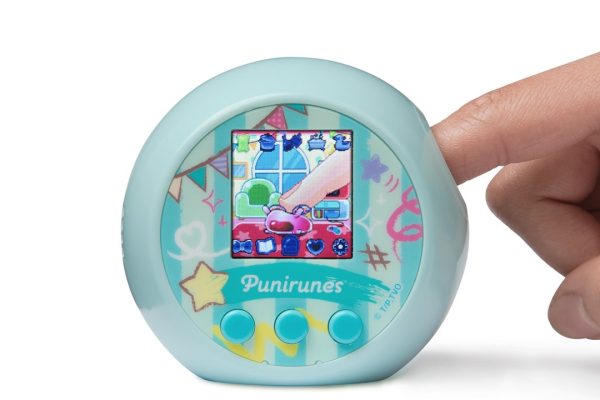 Punirunes è il simil-Tamagotchi con buco per “toccare” l’animaletto digitale