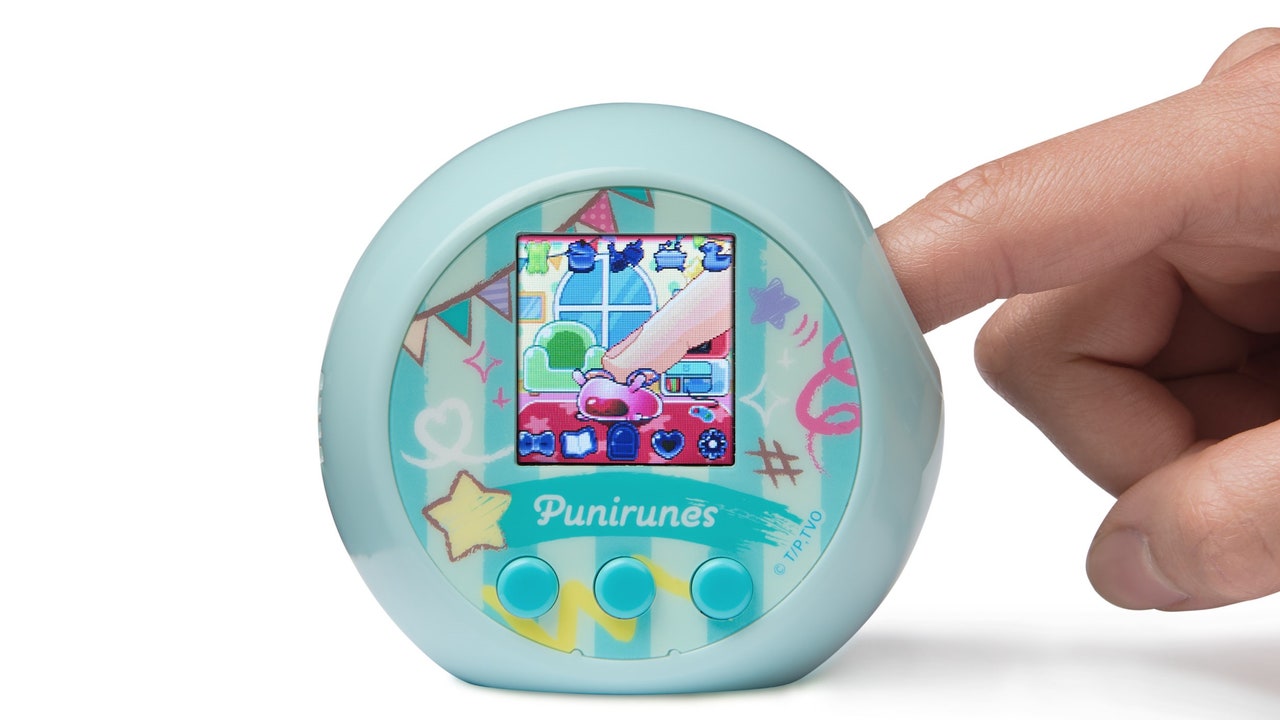 Punirunes è il simil-Tamagotchi con buco per “toccare” l’animaletto digitale