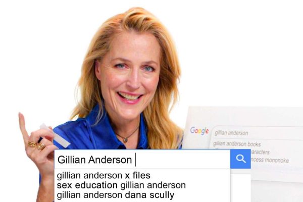 Gillian Anderson risponde alle domande più cercate sul web