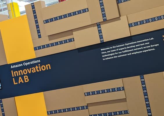 Operations Innovation Lab di Amazon a Vercelli: visita, robot, cosa si vede, come funziona