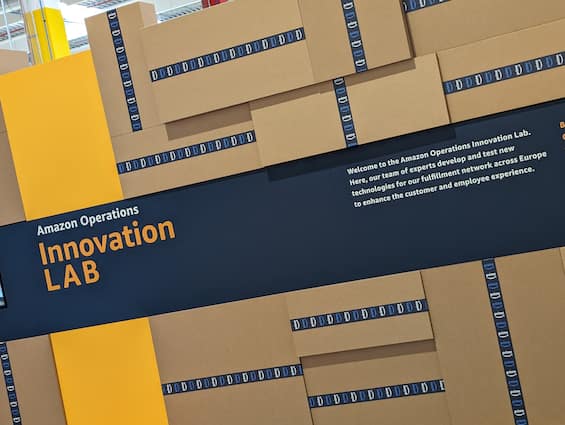 Operations Innovation Lab di Amazon a Vercelli: visita, robot, cosa si vede, come funziona