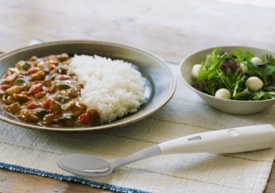 Il cucchiaio che sala elettricamente il cibo
