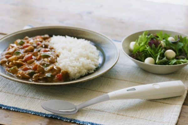 Il cucchiaio che sala elettricamente il cibo