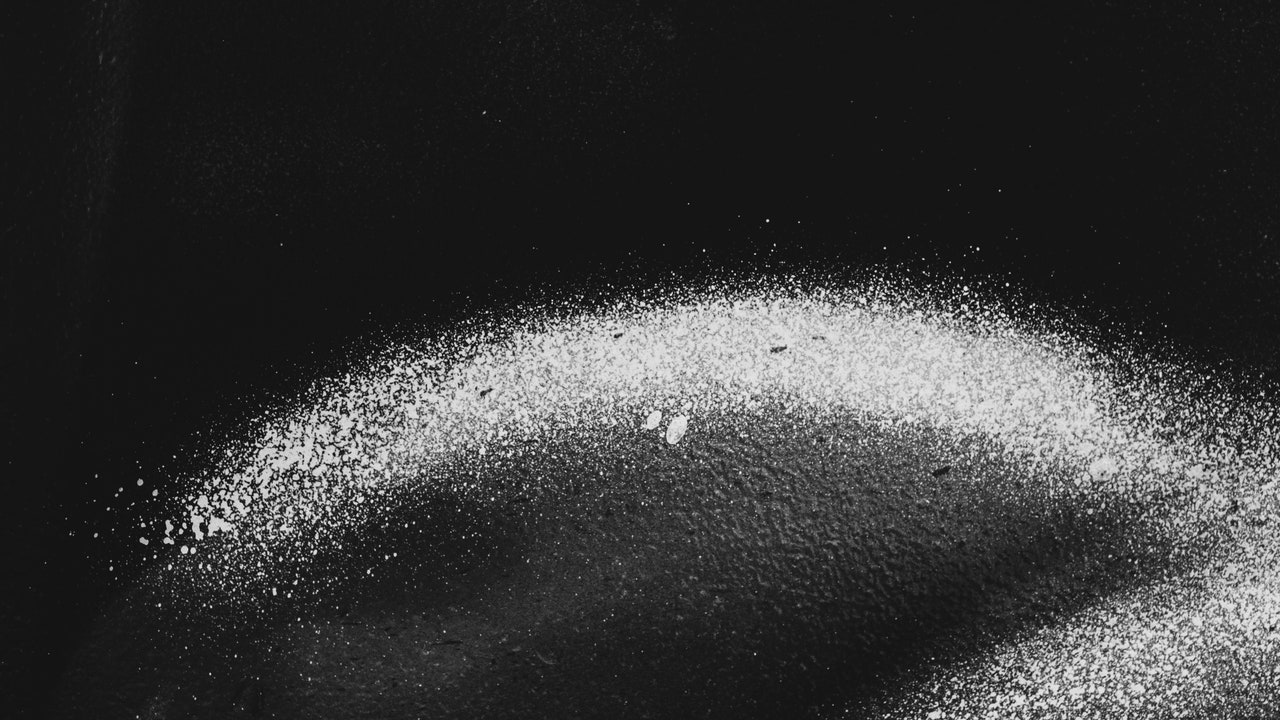 Sniffy, cosa contiene la polvere bianca energizzante da inalare che preoccupa le autorità