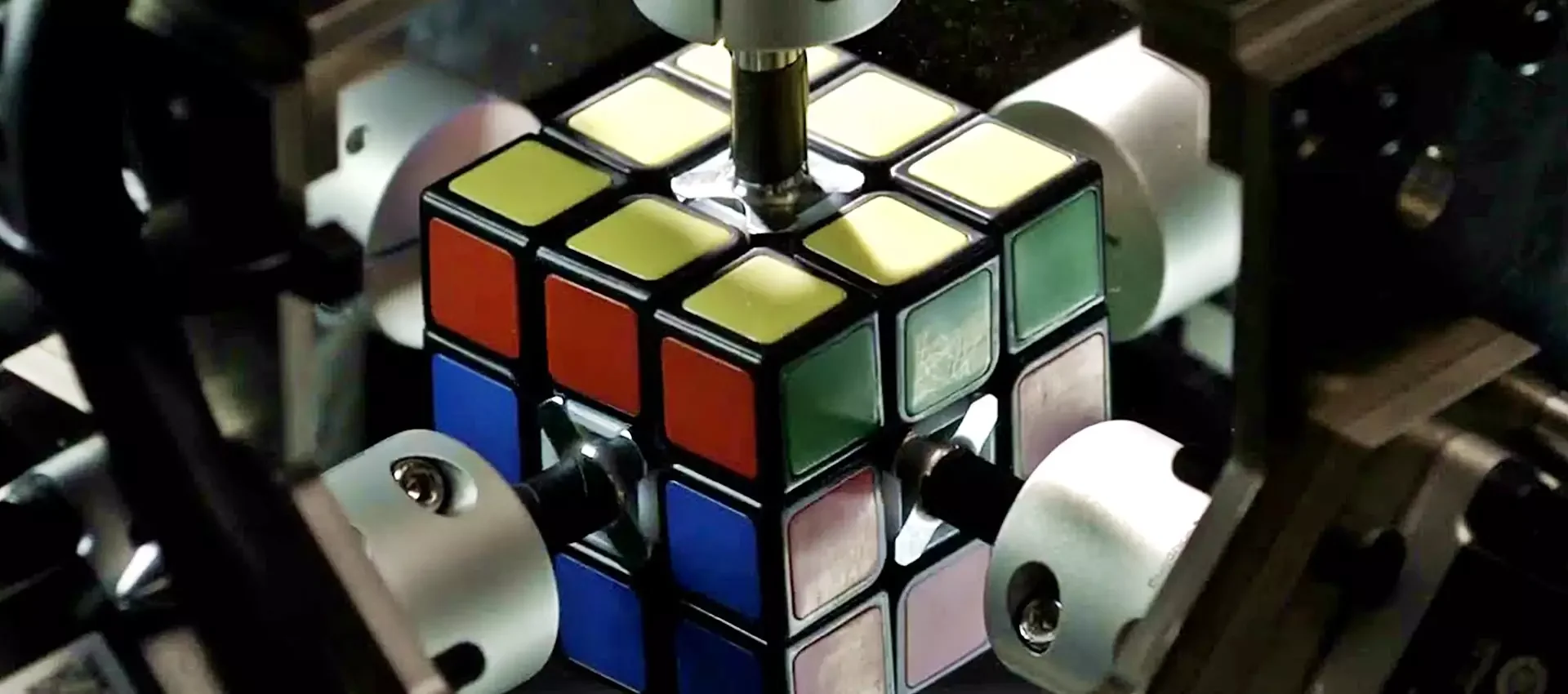 Robot Mitsubishi risolve il cubo di Rubik in meno di 1 secondo