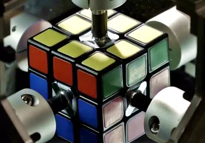 Robot Mitsubishi risolve il cubo di Rubik in meno di 1 secondo