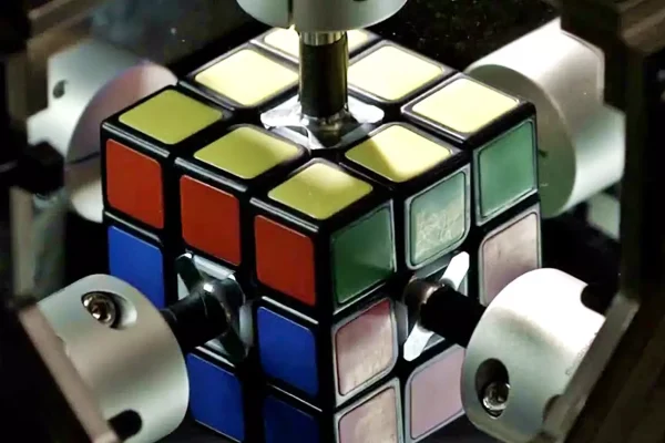 Robot Mitsubishi risolve il cubo di Rubik in meno di 1 secondo