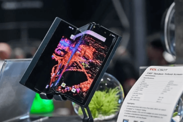 Il primo smartphone pieghevole in tre funzionante è di TCL