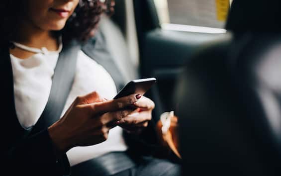 iPhone, ecco come lo smartphone può aiutare a superare il mal d’auto: la novità in arrivo