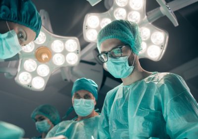 Chirurgia placebo, cos’è e in quali casi si è dimostrata efficace quanto quella “vera”