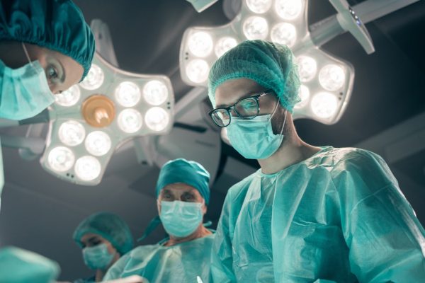 Chirurgia placebo, cos’è e in quali casi si è dimostrata efficace quanto quella “vera”