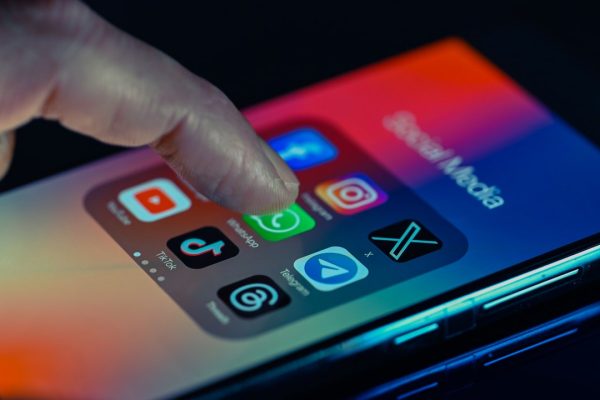 New York approva un disegno di legge per vietare ai minori i Feed dei social