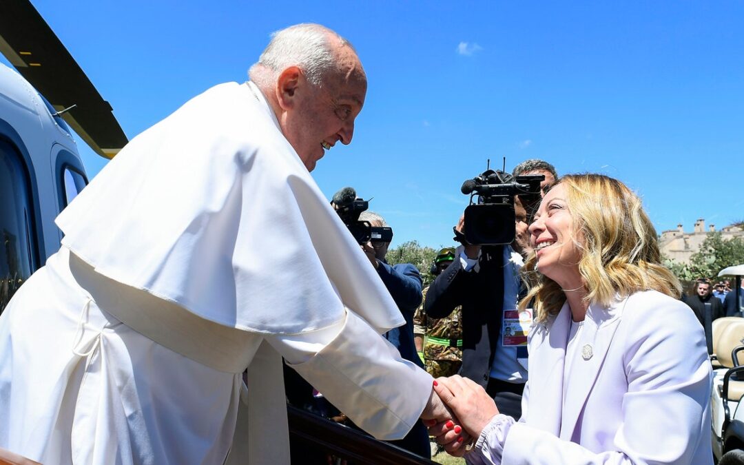 Al G7 Papa Francesco ha parlato di intelligenza artificiale. Ecco cosa ha detto