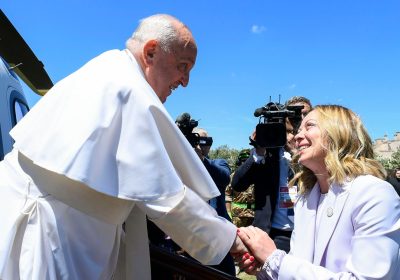 Al G7 Papa Francesco ha parlato di intelligenza artificiale. Ecco cosa ha detto