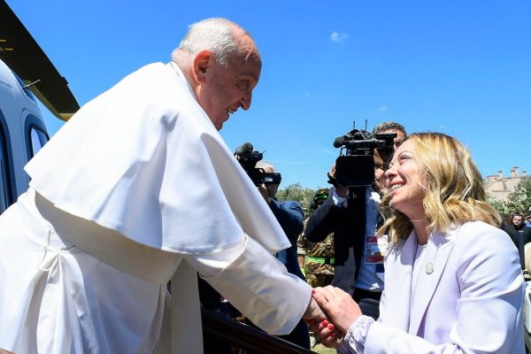 Al G7 Papa Francesco ha parlato di intelligenza artificiale. Ecco cosa ha detto