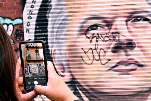 Julian Assange è libero, non è chiaro quanto lo sia il giornalismo