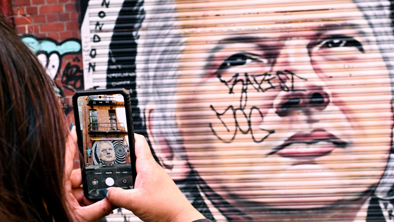 Julian Assange è libero, non è chiaro quanto lo sia il giornalismo