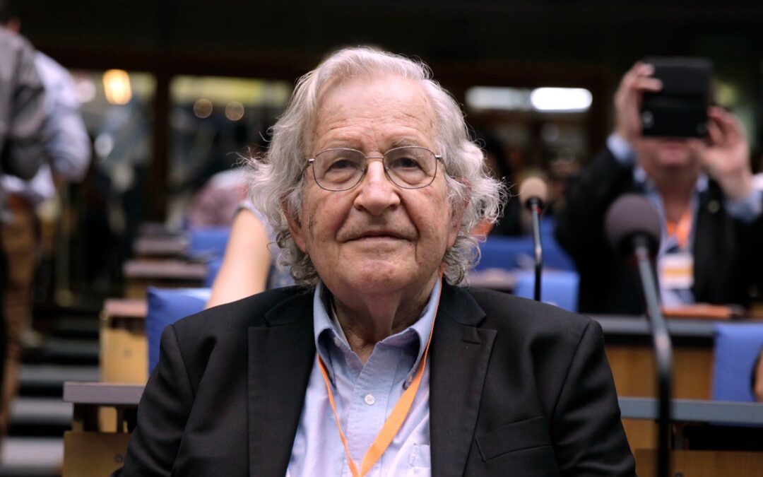 Noam Chomsky, come è nata la fake news sulla sua morte