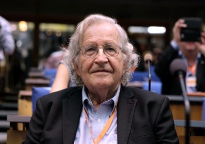 Noam Chomsky, come è nata la fake news sulla sua morte