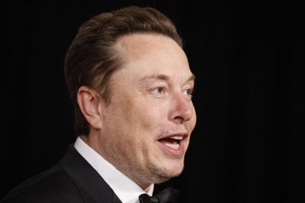 Donazione generosa di Elon Musk a un gruppo politico pro-Trump durante le elezioni USA del 2024