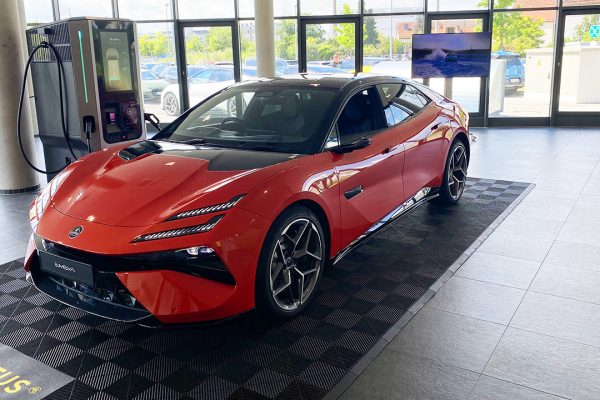 Abbiamo provato la super ricarica della Lotus Emeya: 14 minuti e si riparte