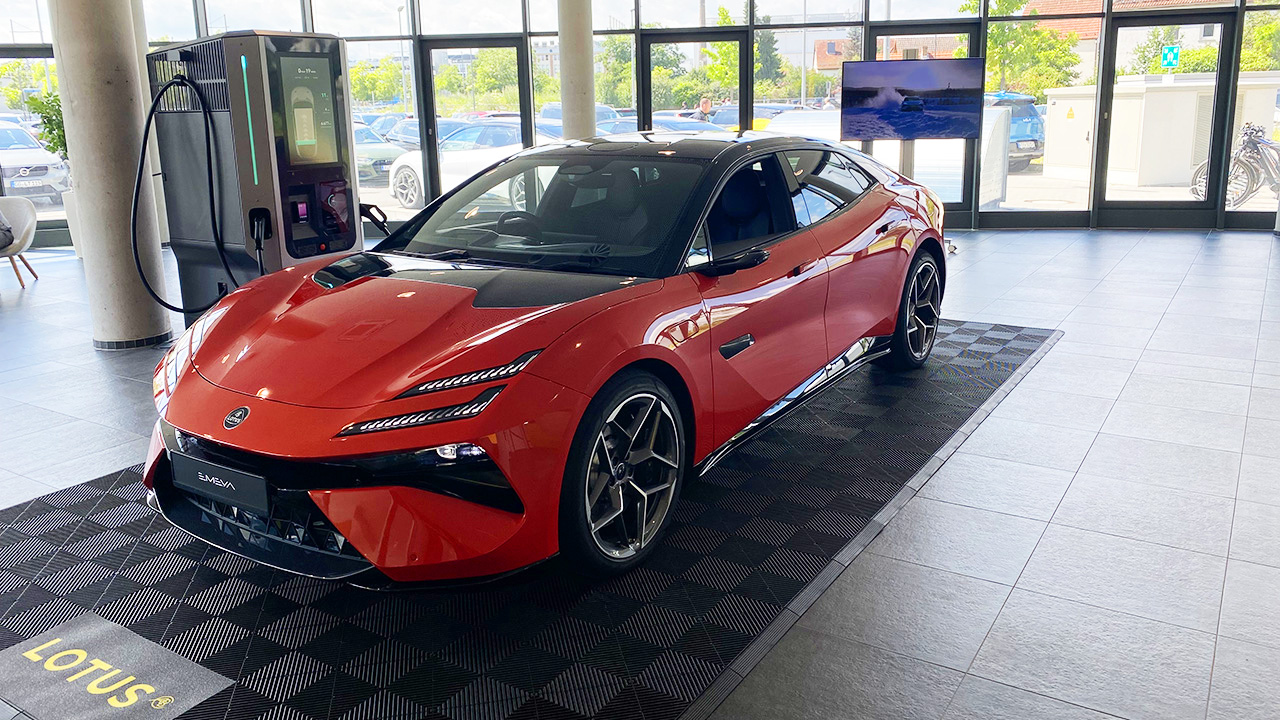 Abbiamo provato la super ricarica della Lotus Emeya: 14 minuti e si riparte