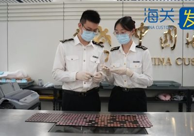 Aveva 350 cartucce per Nintendo Switch nel reggiseno: ragazza fermata alla dogana cinese