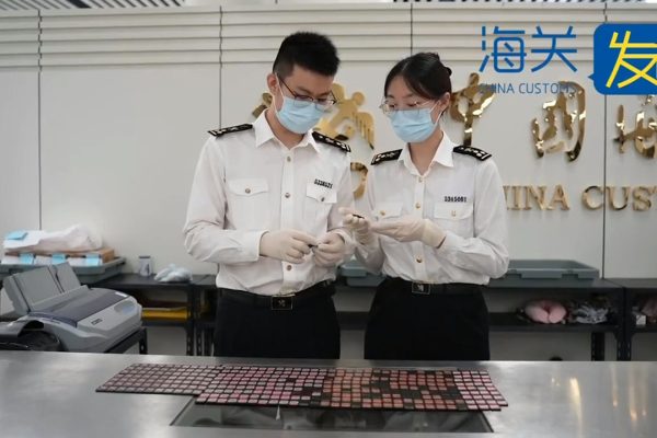 Aveva 350 cartucce per Nintendo Switch nel reggiseno: ragazza fermata alla dogana cinese