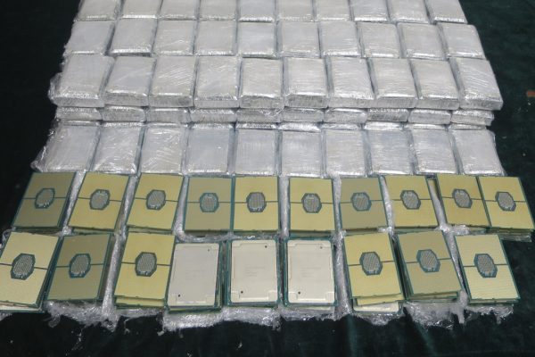 Aveva 596 CPU nascoste nell'auto: uomo arrestato alla dogana per contrabbando