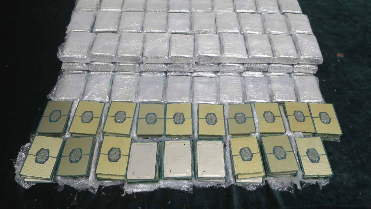 Aveva 596 CPU nascoste nell'auto: uomo arrestato alla dogana per contrabbando