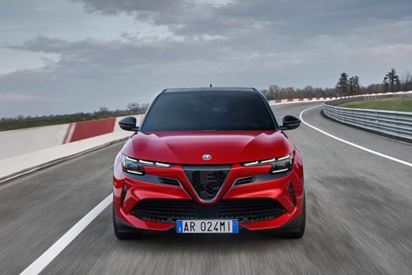 Basta gemelle tutte uguali, Alfa Romeo Junior Veloce (elettrica) ha 280 CV