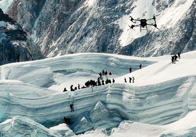 Consegne aeree sul tetto del mondo con DJI FlyCart30: il drone vola sull'Everest